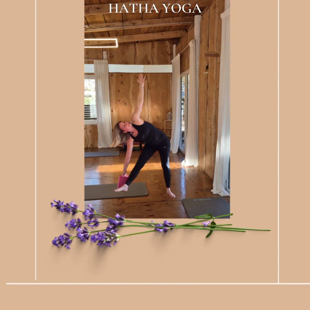 Hatha Yoga — práctica en el salón de madera