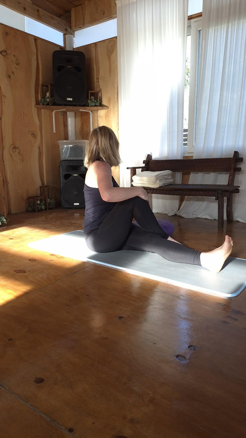 Práctica de yoga en el salón